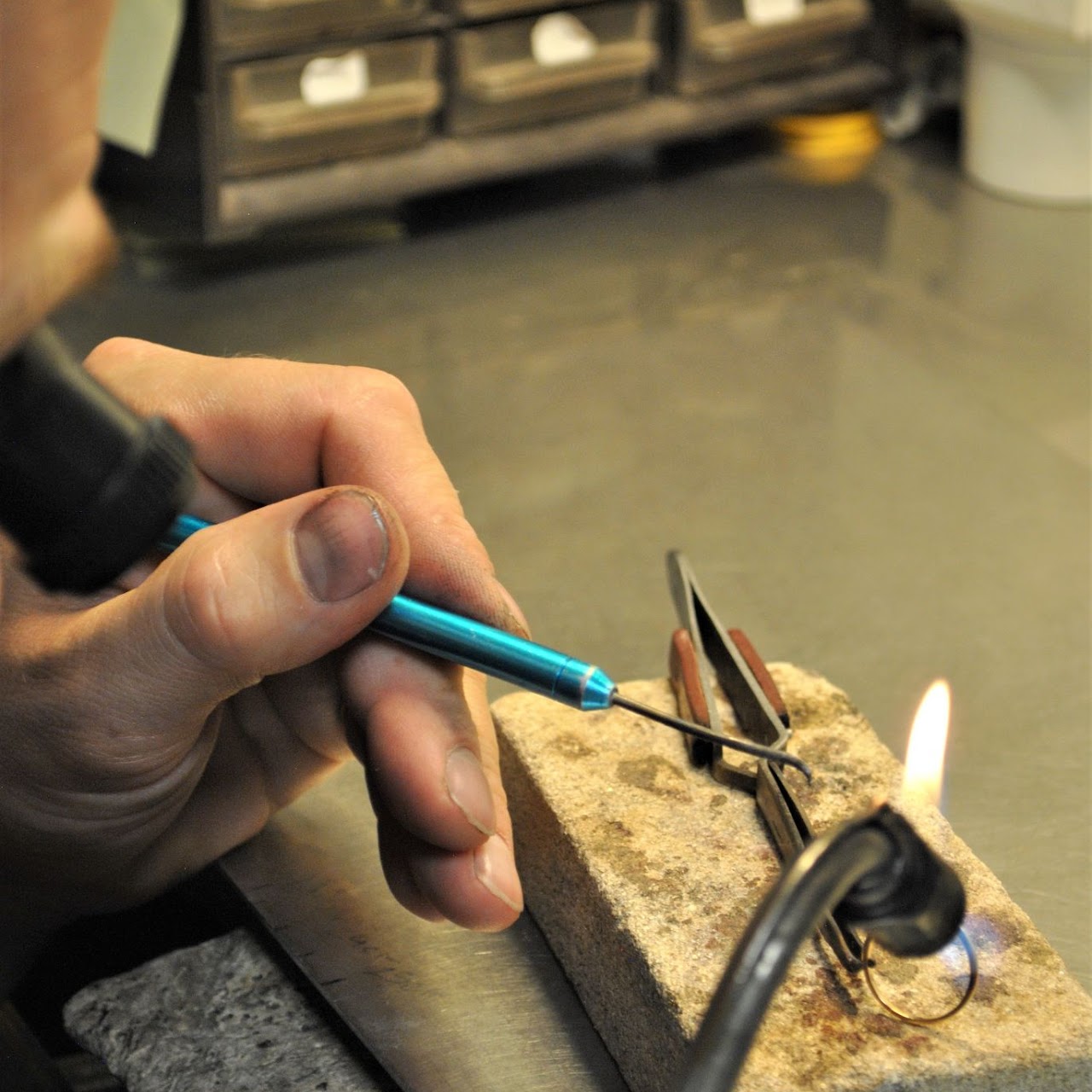 Bijoutier au travail dans l'atelier Blondet