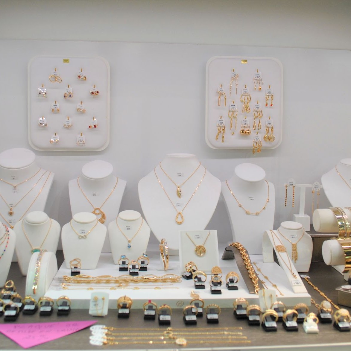 Bijoux en or exposés en vitrine chez Blondet